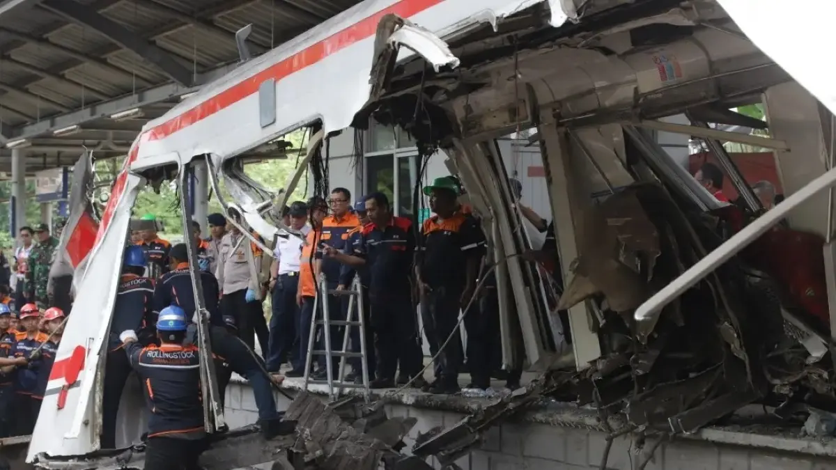 Basarnas menuntaskan evakuasi korban tabrakan KA Argo Bromo Anggrek dan KRL di Bekasi Timur dalam kurang dari 12 jam. (JawaPos.com)