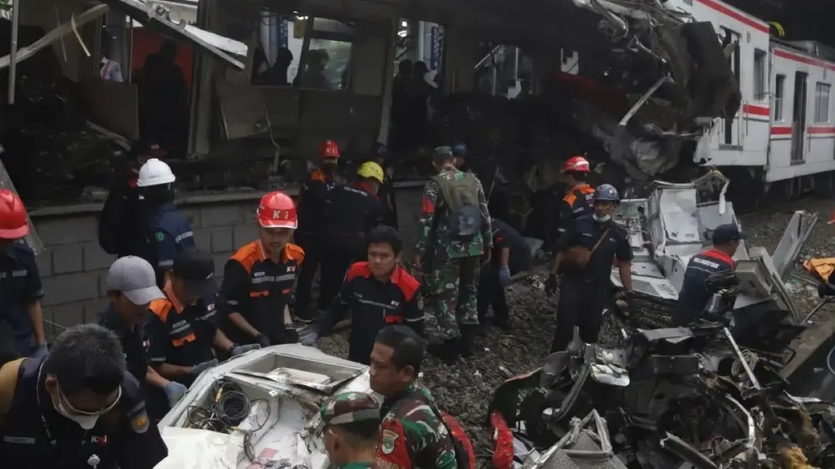 DPR menyoroti risiko palang pintu manual pascakecelakaan KA di Bekasi Timur yang menewaskan 15 orang. (JawaPos.com)