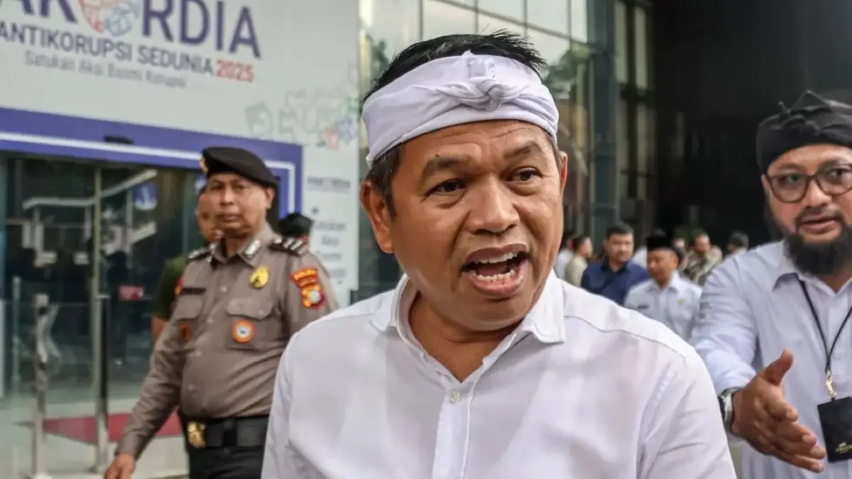 Gubernur Jabar Dedi Mulyadi menyantuni keluarga korban kecelakaan KRL di Bekasi. (JawaPos.com)