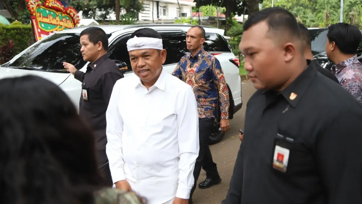 Gubernur Jawa Barat Dedi Mulyadi menyoroti maraknya perlintasan kereta api tidak resmi tanpa palang pintu di Bekasi. (JawaPos.com)