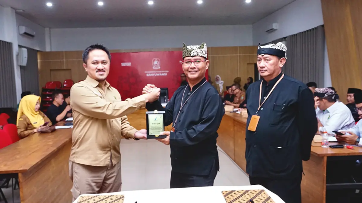 JAGA KEAMANAN PANGAN: Kepala BPOM di Jember Benny Hendrawan Prabowo menyerahkan cendera mata kepada Asisten Pemerintahan dan Kesra Pemkab M Yanuarto Bramuda didampingi Sekretaris Dinas Kesehatan Banyuwangi Firman Sanyoto. (Edy for Radar Banyuwangi)