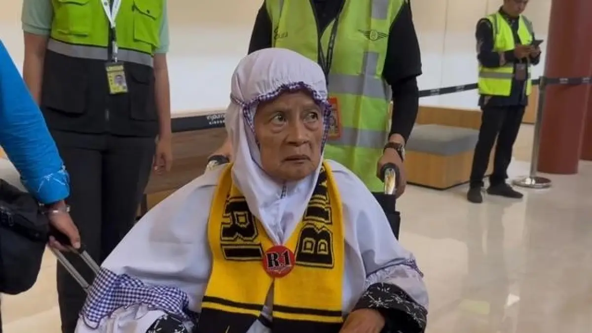Jemaah haji lansia di Bandara Soekarno-Hatta tiba-tiba minta pulang. Petugas sigap menenangkan dan beri pendampingan khusus. (himpuh.or.id)