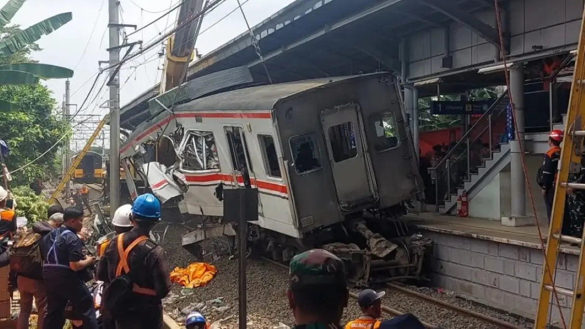 Kecelakaan di Bekasi Timur menelan korban jiwa, KAI memastikan refund tiket 100 persen. (JawaPos.com)