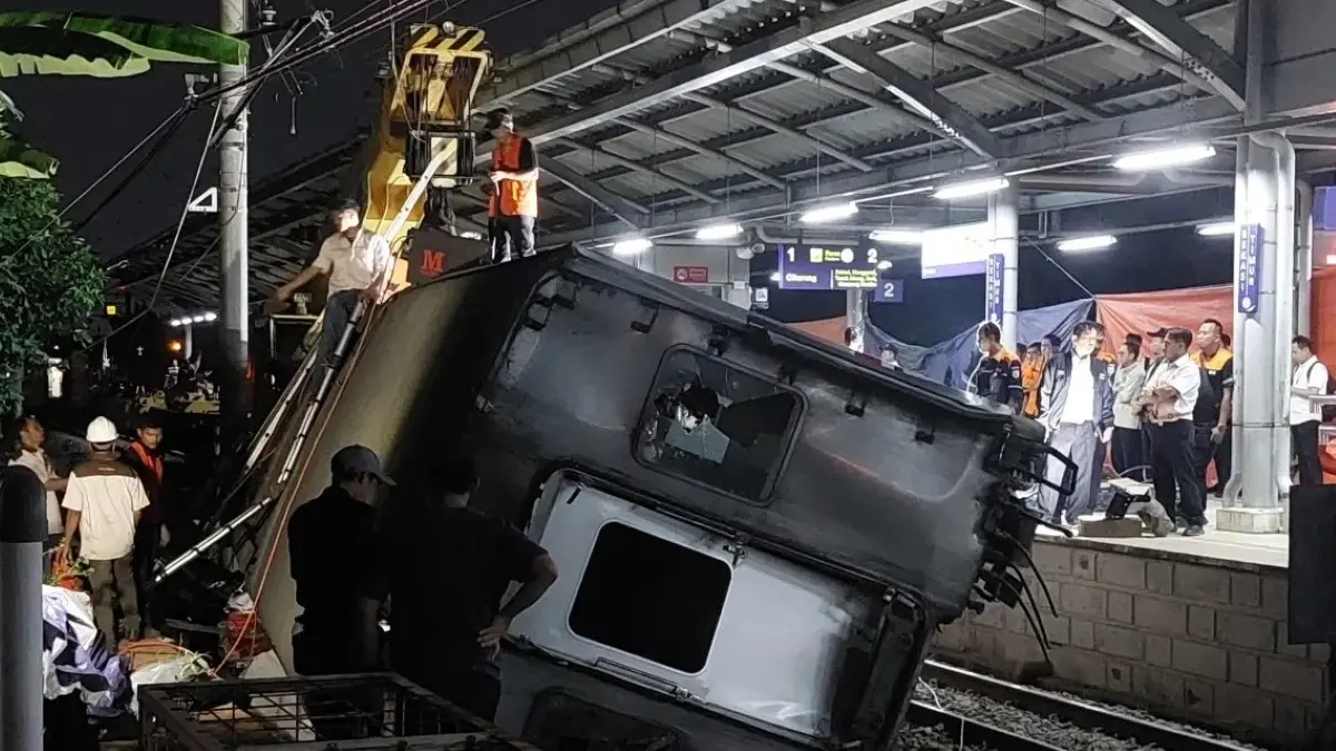 Kecelakaan KRL dan KA Argo Bromo Anggrek di Bekasi Timur picu keterlambatan perjalanan hingga 4 jam. (JawaPos.com)
