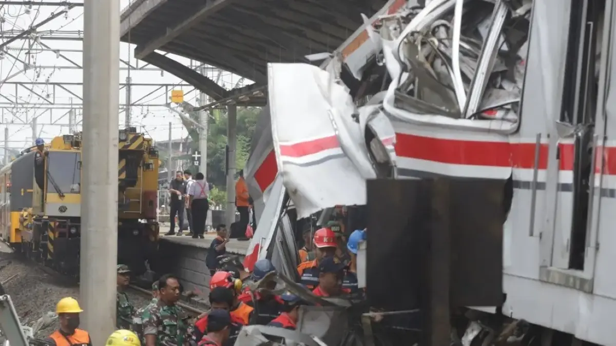 Keluarga korban kecelakaan KRL dan KRD di Bekasi Timur masih menunggu hasil identifikasi di RS Polri Kramat Jati. (JawaPos.com)