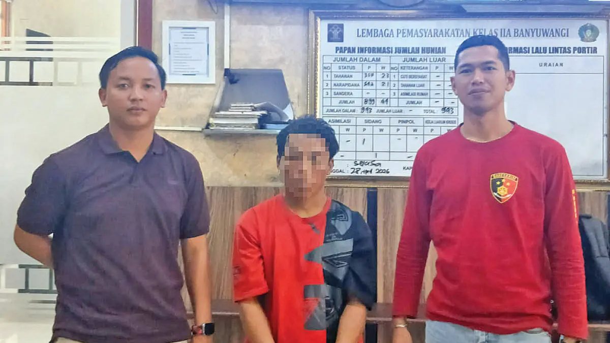 MASUK RUTAN: Anggota Reskrim Polsek Purwoharjo menyerahkan pelaku pencurian jeruk kepada petugas di Mapolresta Banyuwangi, Rabu (29/4). (Agus Suhartono for Radar Banyuwangi)
