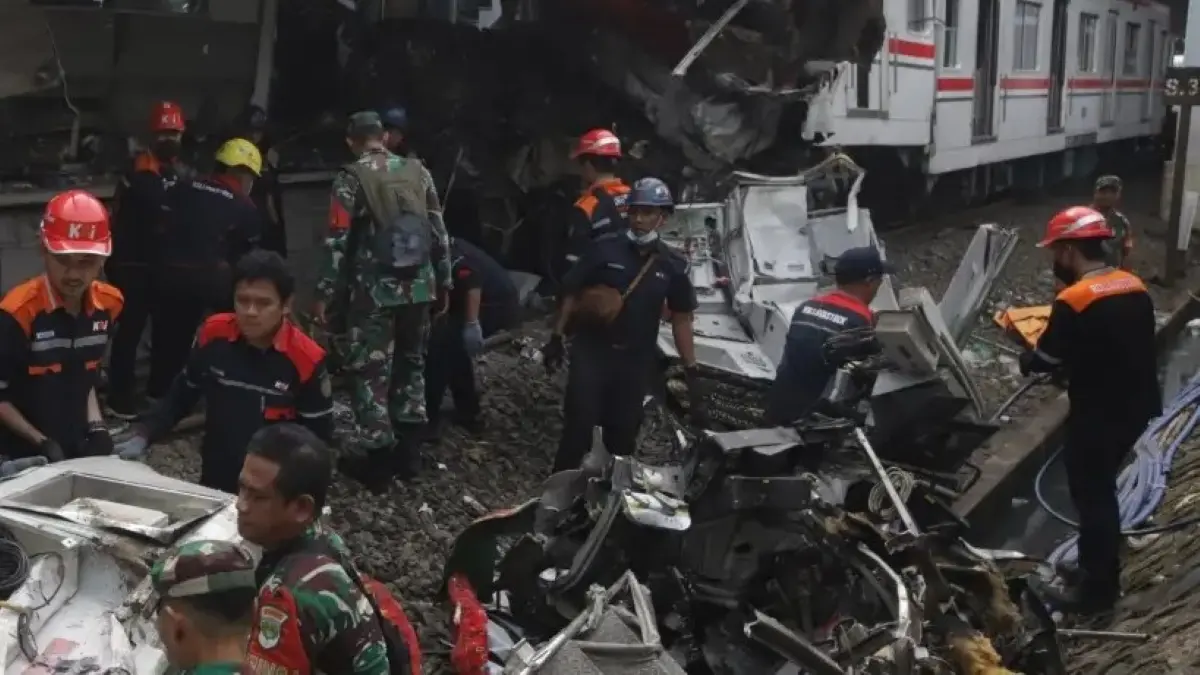 Pemakaman Harum Anjasari di TPU Cipayung berlangsung penuh duka. (JawaPos.com)