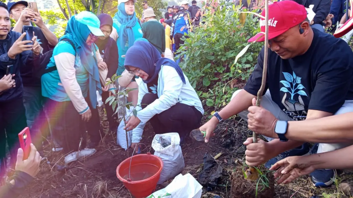 PKK Situbondo tanam 20.000 pohon di Hari Bumi 2026. Warga diajak mulai penghijauan dari rumah untuk cegah banjir dan jaga lingkungan. (situbondokab.go.id)