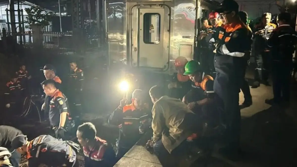 Proses evakuasi KRL di Bekasi masih berlangsung dengan fokus keselamatan. (Antara)