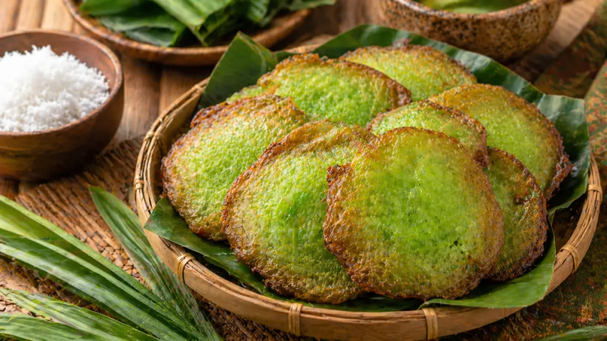 Resep kue pandan khas Bali dengan aroma wangi dan tekstur lembut. Simak bahan, cara membuat, dan makna budaya di balik kuliner tradisional ini. (ChatGPT Image)
