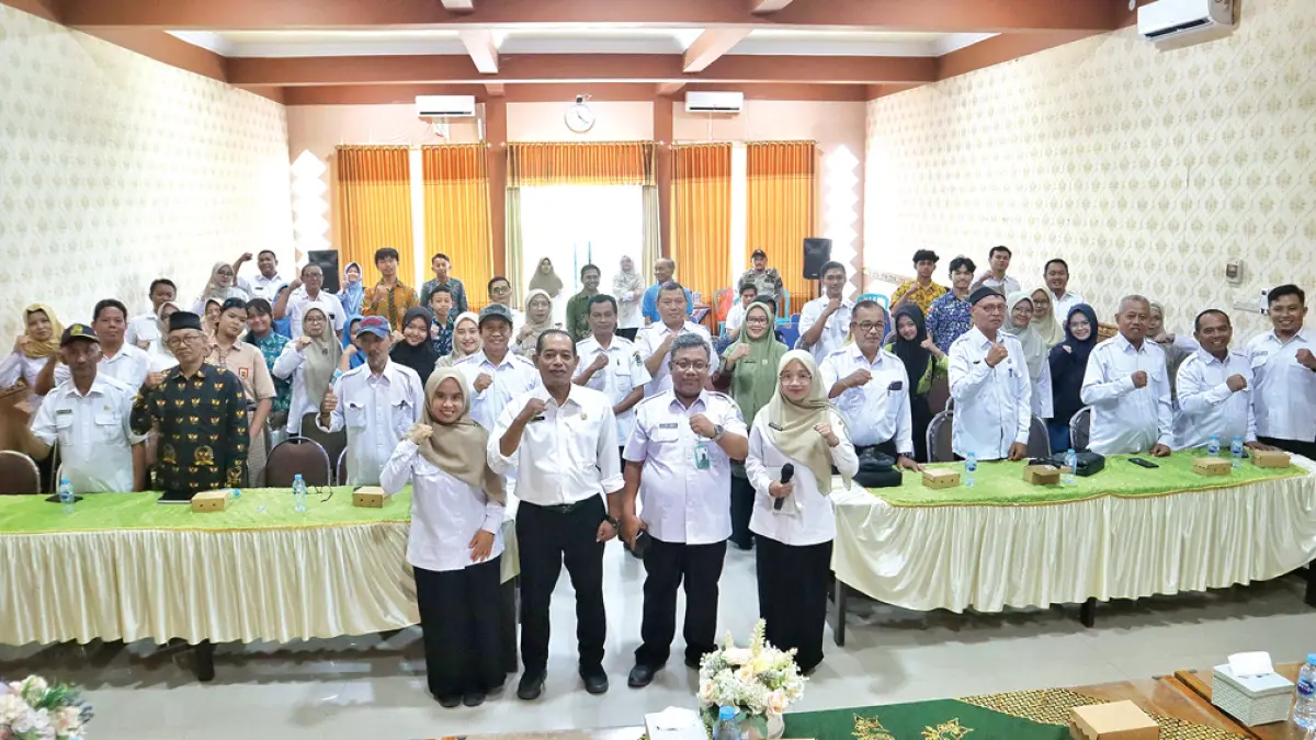 SMA TERBAIK: Kepala SMAN 1 Genteng Minarto, Kasi SMA Cabang Dinas Pendidikan Provinsi Jawa Timur Wilayah Banyuwangi Arief Ainur Rozie dan tamu undangan dalam sosialisasi Sistem Penerimaan Murid Baru (SPMB), Rabu (29/4). (Salis Ali/Radar Banyuwangi)