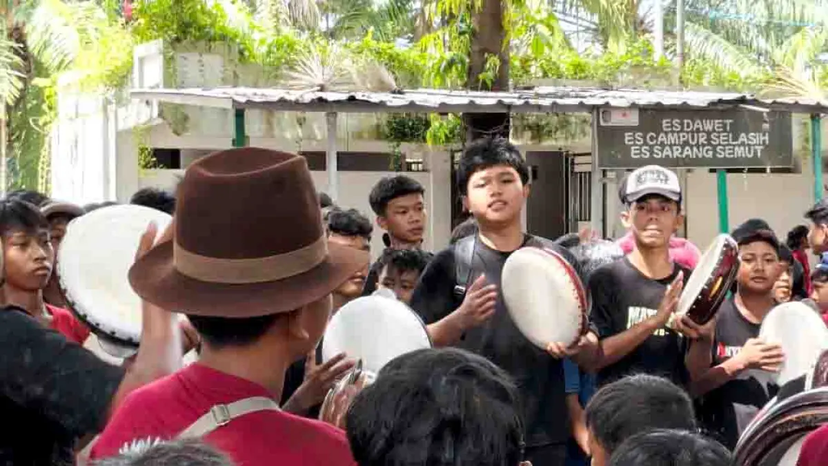 TAMPIL KOLOSAL: Pelajar dari berbagai sekolah di Banyuwangi mengikuti latihan Festival Kuntulan Ewon di Taman Blambangan, Rabu (29/4). (Ksatria Raya/Radar Banyuwangi)