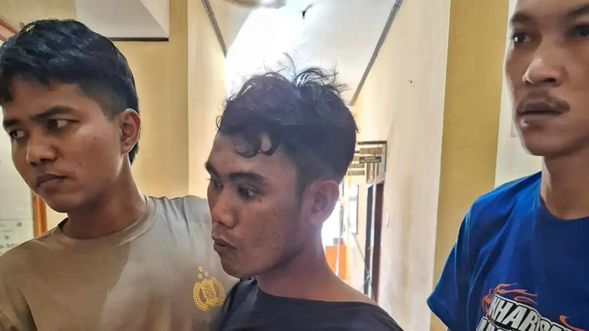 TEGA: Adi Setyawan, warga Dusun Ringinsari, Desa/Kecamatan Pesanggaran yang nekat membacok ibu kandungnya sendiri hingga tewas diamankan petugas pada akhir Maret lalu (31/3). (AKP Maskur for Radar Banyuwangi)