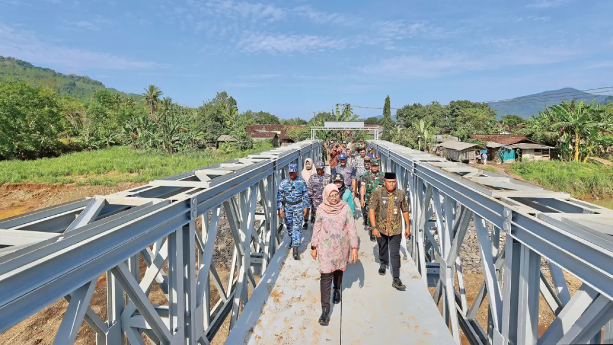 TINJAU LAPANGAN: Bupati Ipuk Fiestiandani saat meninjau jembatan darurat Sungailembu usai diterjang banjir pada Juli 2025 lalu. (Dok. Radar Banyuwangi)