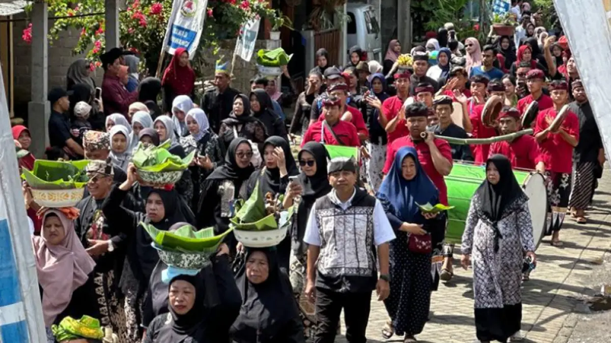Tradisi Ithuk-Ithukan Osing di Banyuwangi kembali digelar. Ribuan warga arak 3.000 ithuk sebagai syukur atas sumber air Kajar. (banyuwangitourism.com)