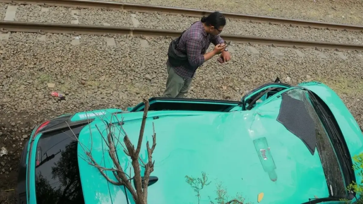 YLKI desak evaluasi total perlintasan kereta usai kecelakaan Argo Bromo Anggrek dan KRL di Bekasi. (JawaPos.com)
