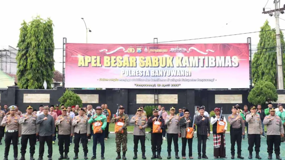 SINERGI: Apel Sabuk Kamtibmas yang dipimpin Kapolresta  Kombespol Rofiq Ripto Himawan kemarin (30/4) melibatkan berbagai unsur masyarakat. Mulai Senkom, driver ojek online, Banser, Ansor, perguruan silat, pecalang, hingga organisasi kemasyarakatan lainnya. (Humas Polresta Banyuwangi)