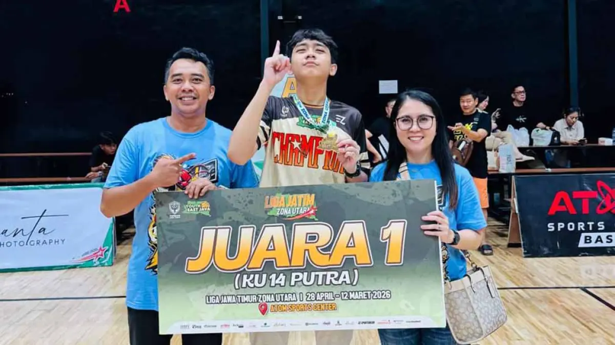 ATLET MUDA BERBAKAT: Gavine Ezar Firmansah diapit kedua orang tuanya, Ipda Andrik Firmansah dan Ela Puspitasari, usai menerima hadiah juara 1 (KU 14 Putra) dalam kejuaraan basket Liga Jatim Zona Utara. (Andrik for Radar Banyuwangi)