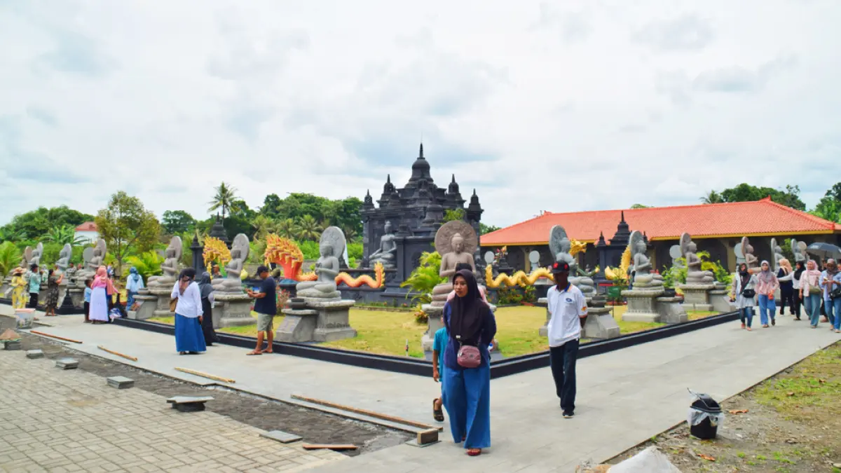 BAKAL JADI JUJUKAN: Sejumlah wisatawan mengunjungi Candi Manggala di Desa Yosomulyo, Kecamatan Gambiran, Kamis (30/4). Candi ini akan jadi jujukan sejumlah biksu asal Thailand. (Zamrozi Wahyu/Radar Banyuwangi)