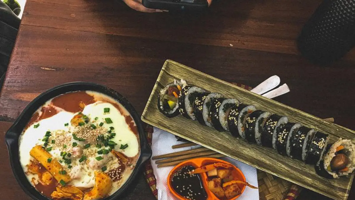 Ilustrasi : Deretan 10 makanan khas Korea yang sering muncul di K-Drama.(Foto:pexels)