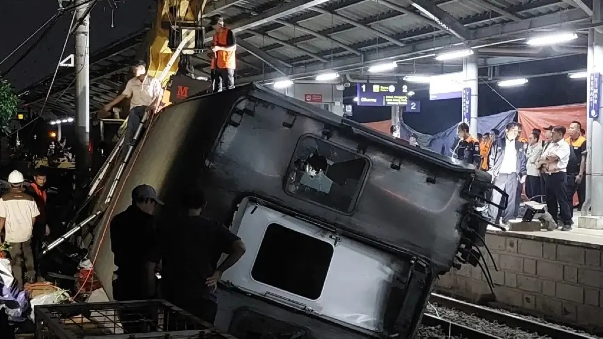 Jumlah korban tewas tabrakan kereta di Bekasi Timur bertambah menjadi 16 orang. (JawaPos.com)