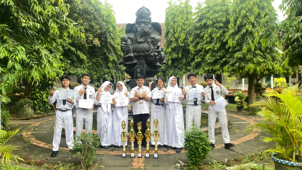 Kepala SMAN 1 Glagah Abdullah bersama para siswa siswi peraih prestasi FLS2N jenjang SMA/SMK/MA tingkat kabupaten tahun 2026, Selasa (27/4/2026) di SMKN 1 Glagah. (Istimewa)