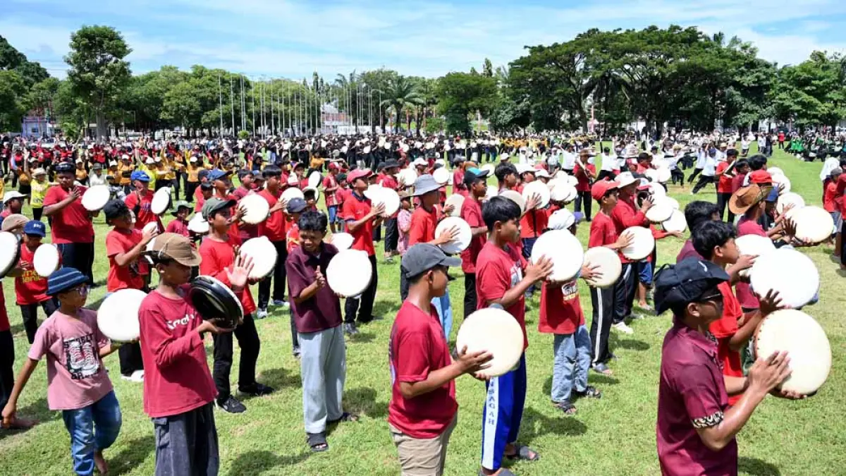 KOLOSAL: Ribuan siswa dari jenjang SD, SMP, hingga SMA mengikuti latihan Festival Kuntulan Ewon di Taman Blambangan, Kamis (30/4). Festival ini akan didukung ratusan pemusik dan penari yang tampil secara kolosal. (Ramada Kusuma/Radar Banyuwangi)