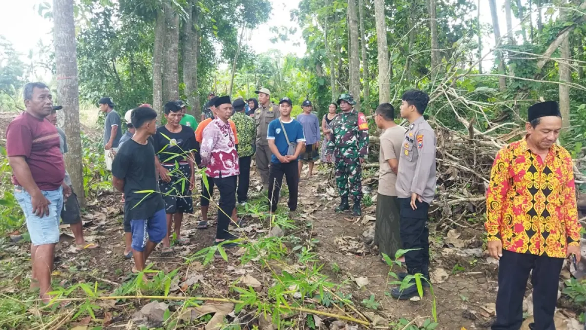 KOORDINASI: Forum Pimpinan Kecamatan (Forpimka) Pesanggaran saat meninjau normalisasi Sungai Gonggo di Desa Sumberagung, dan Desa Pesanggaran, Kamis (30/4). (Didik for Radar Banyuwangi)