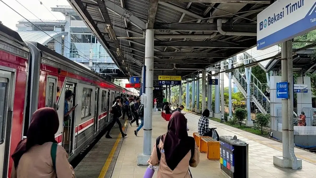 KRL Bekasi–Cikarang kembali normal setelah Stasiun Bekasi Timur dibuka pascainsiden tabrakan. (Antara)
