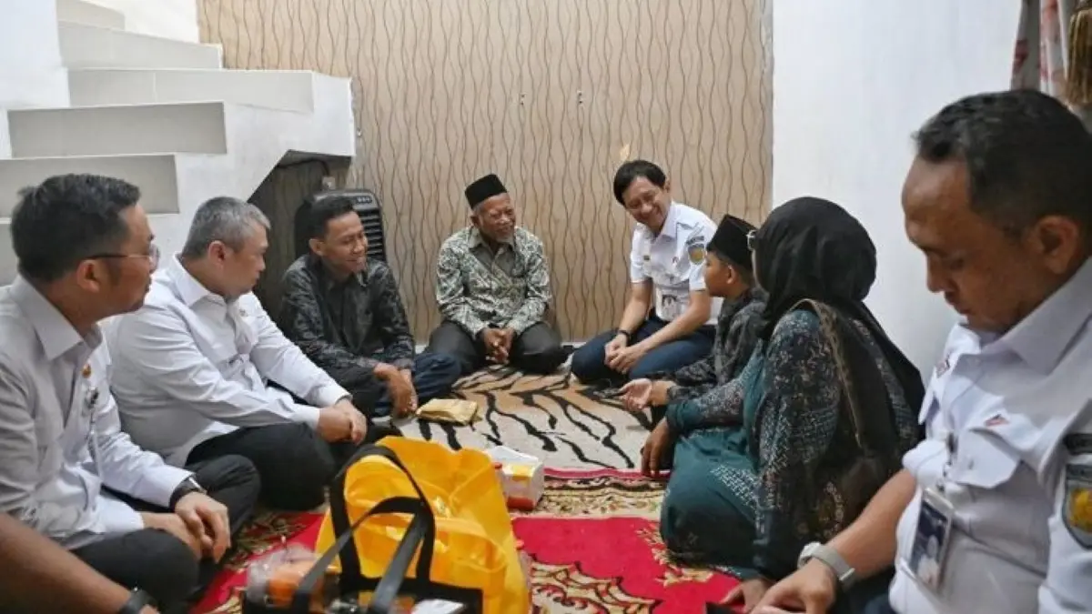 Menhub dan Dirut KAI takziah ke keluarga korban kecelakaan kereta di Bekasi Timur. (Antara)