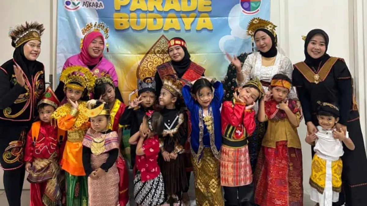 PARADE BUDAYA: Siswa KB-TK Askara menggelar pameran hasil karya yang telah dibuat selama satu semester. (Ksatria Raya/Radar Banyuwangi)