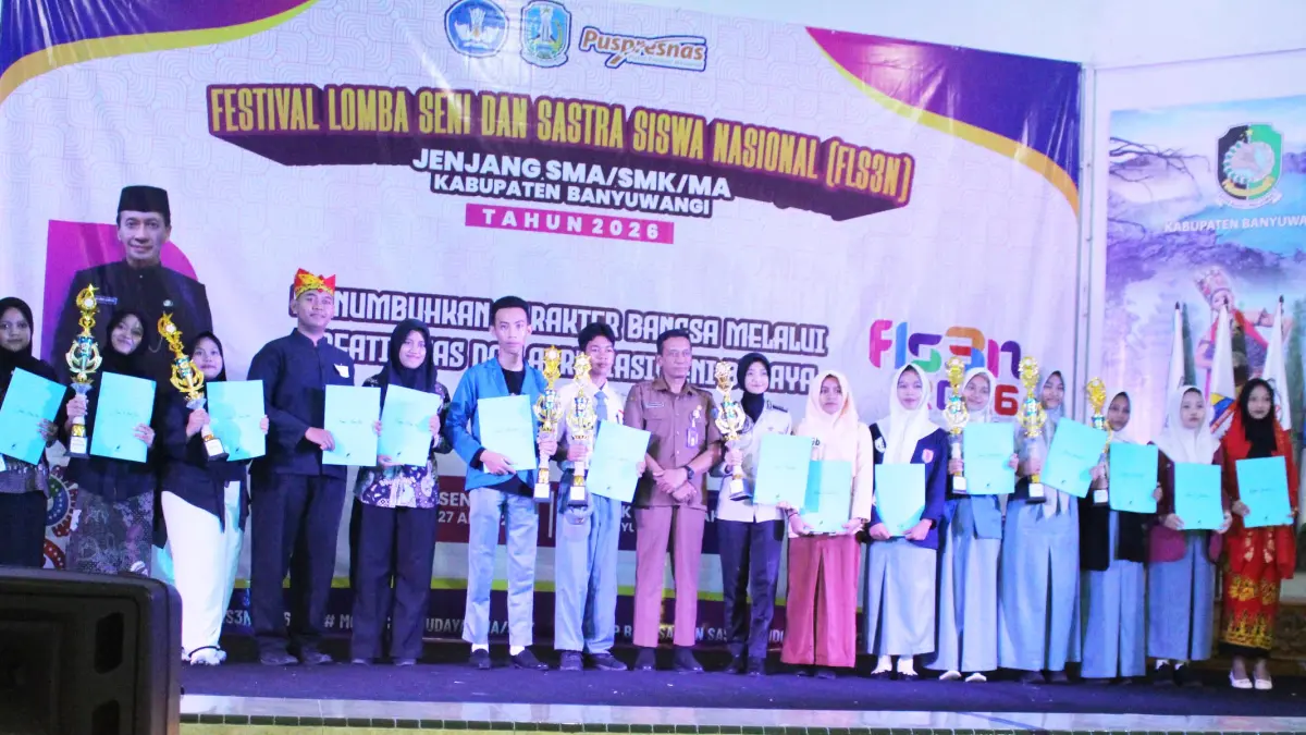 PEMENANG : Kacabdindikprovjatim wilayah Banyuwangi bersama para juara salah satu bidang lomba pada ajang FLS3N 2026 yang dilaksanakan pada Selasa (24/4) di SMKN 1 Glagah Banyuwangi