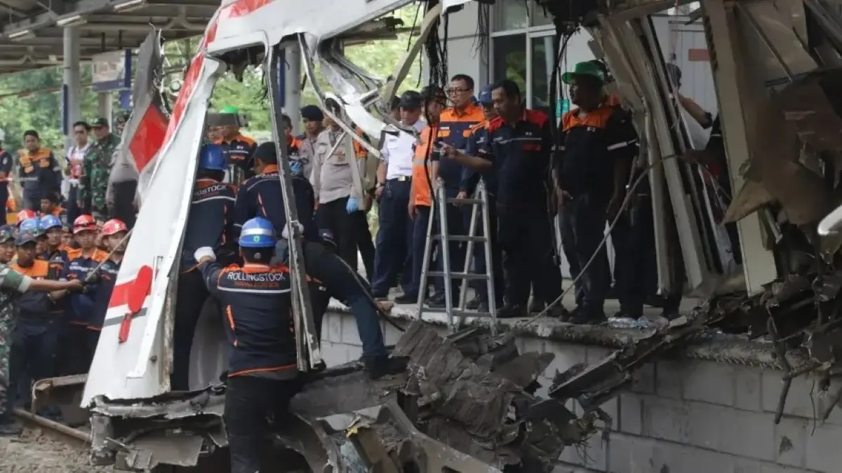 Polda Metro Jaya menyelidiki kecelakaan KRL dan KA Argo Bromo Anggrek di Bekasi Timur. (JawaPos.com)