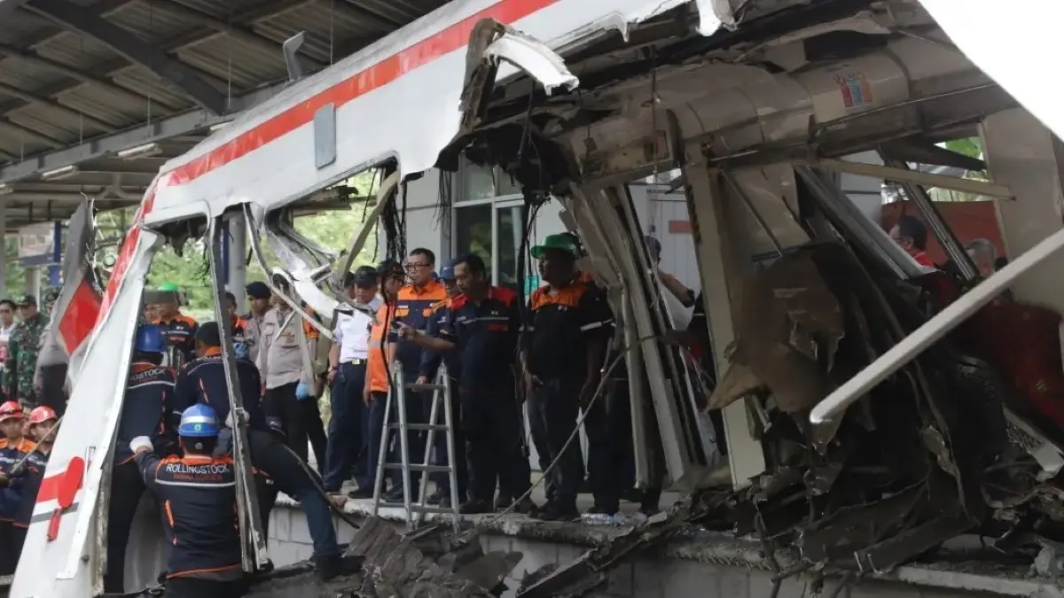 Polisi memeriksa sopir taksi online dan petugas KAI terkait kecelakaan KRL dan KRD di Bekasi Timur. (JawaPos.com)