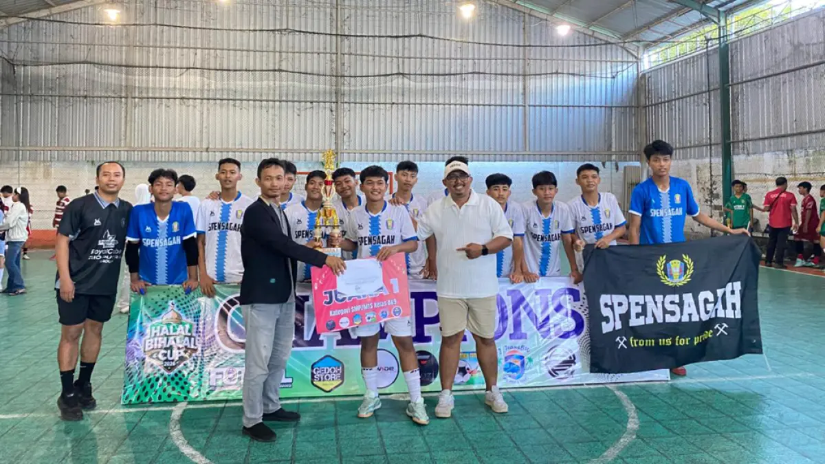 RAIH PRESTASI: Tim futsal SMPN 1 Glagah berhasil memboyong juara 1 Halalbihalal Cup di lapangan Cendekia, Jumat (23/4). (Dardiri for Radar Banyuwangi)