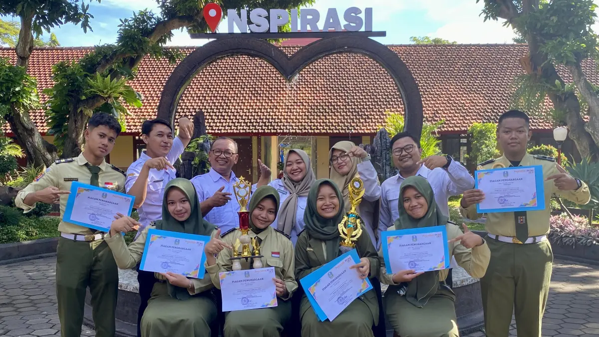 TURUT BERBANGGA : Enam siswa bersama guru pembimbing yang sudah berhasil meraih prestasi di ajang Festival Lomba Seni dan Sastra Siswa Nasional (FLS3N) tingkat Kabupaten Banyuwangi