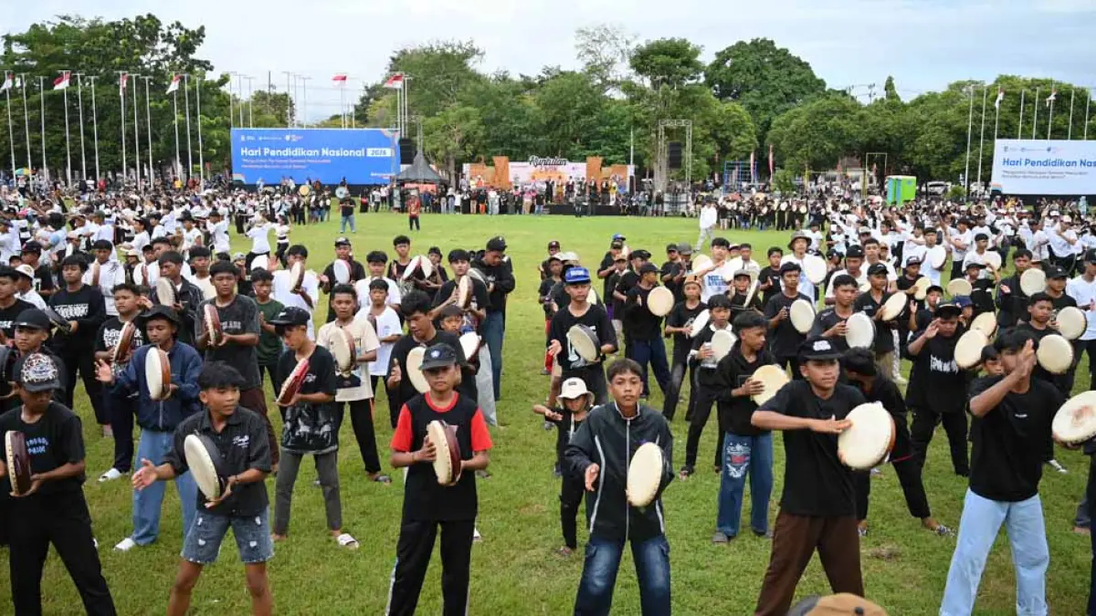 1.100 siswa Banyuwangi siap tampil di Kuntulan Ewonan Hardiknas 2 Mei, gladi resik makin kompak, Mendikdasmen Abdul Mu’ti dijadwalkan hadir. (Ramada Kusuma/Radar Banyuwangi)