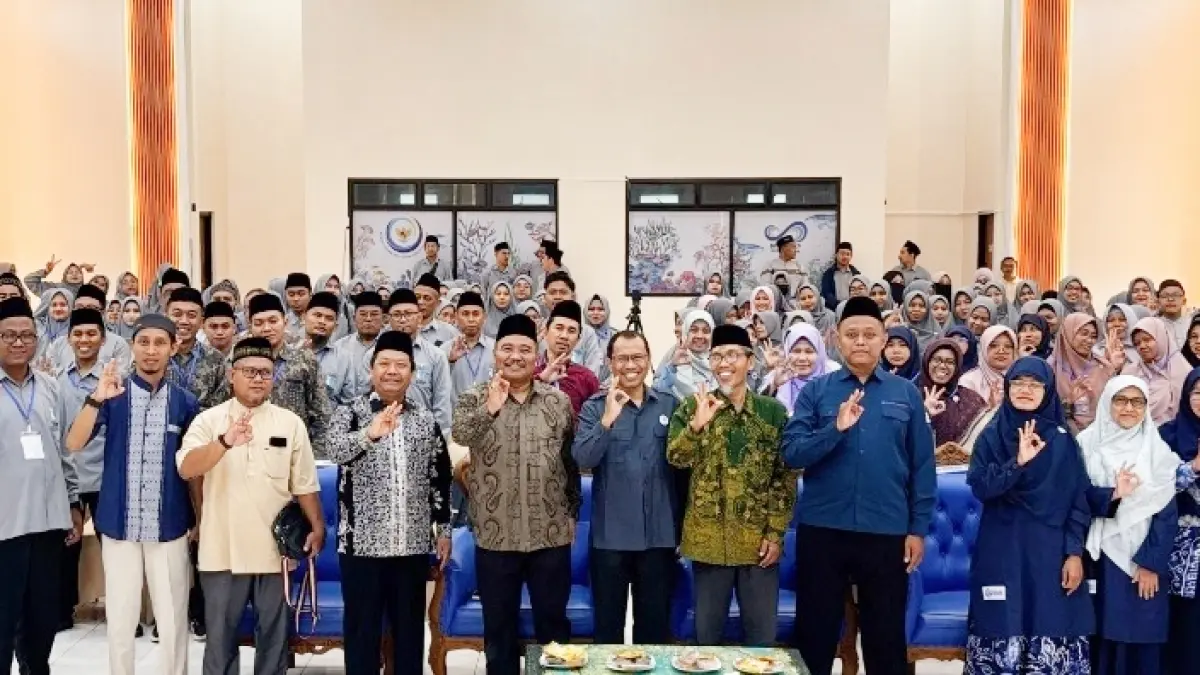Plt Kepala Dinas Pendidikan Banyuwangi Dr H Alfian bersama Ketua ShareEdu Jatim Karyono SPd MT, Ketua DhareEdu Regional Jawa Bagian Timur KH Syaiful Anwar SS MPd saat pembukaan Training Social Capital for Educational Leadership pada Jumat (1/5) di BPPP Bangsring Wongsorejo. (Fredy Rizki/Radar Banyuwangi)