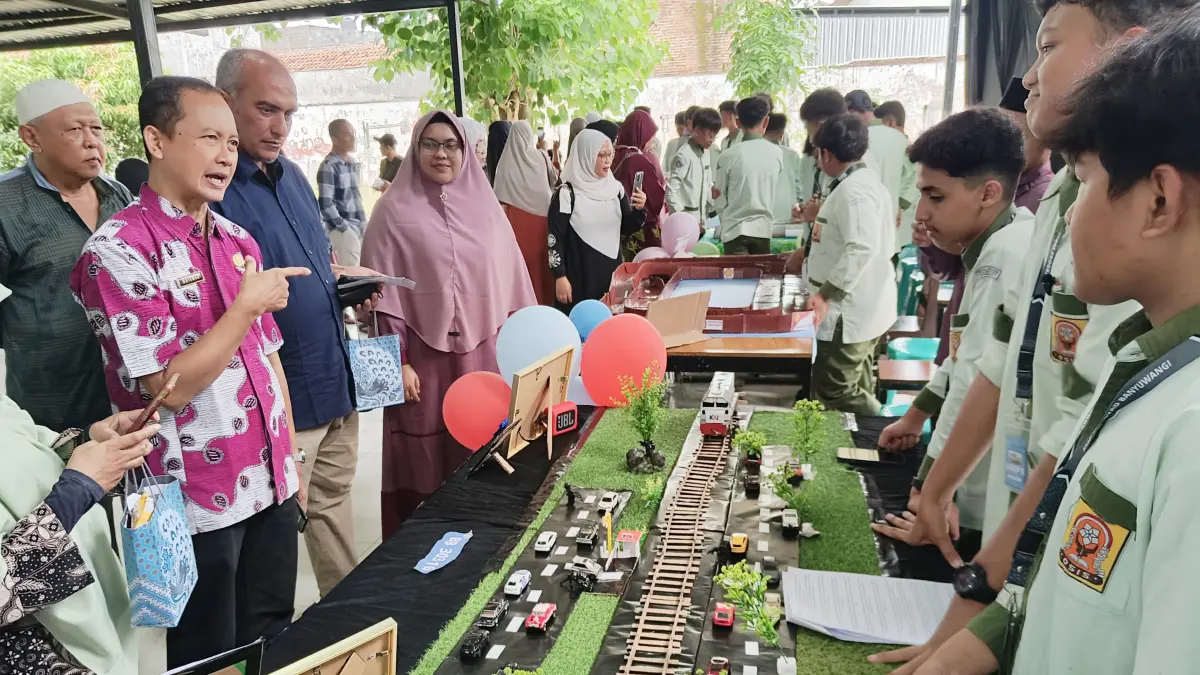 Pelaksana Tugas Kepala Bidang SMP Dinas Pendidikan, Muisman, S.Pd, M.Pd bersama LPP Al Irsyad Syarif Abdat, S.T dan Kepala SMP Al Irsyad Banyuwangi Murianingsih Ratna Sari, S.Pd saat melihat Presentation Day International Class Program (AICP) SMP Al Irsyad Banyuwangi Tahun Pelajaran 2025/2026 yang digelar pada Kamis (30/4). (Toha/Radar Banyuwangi)