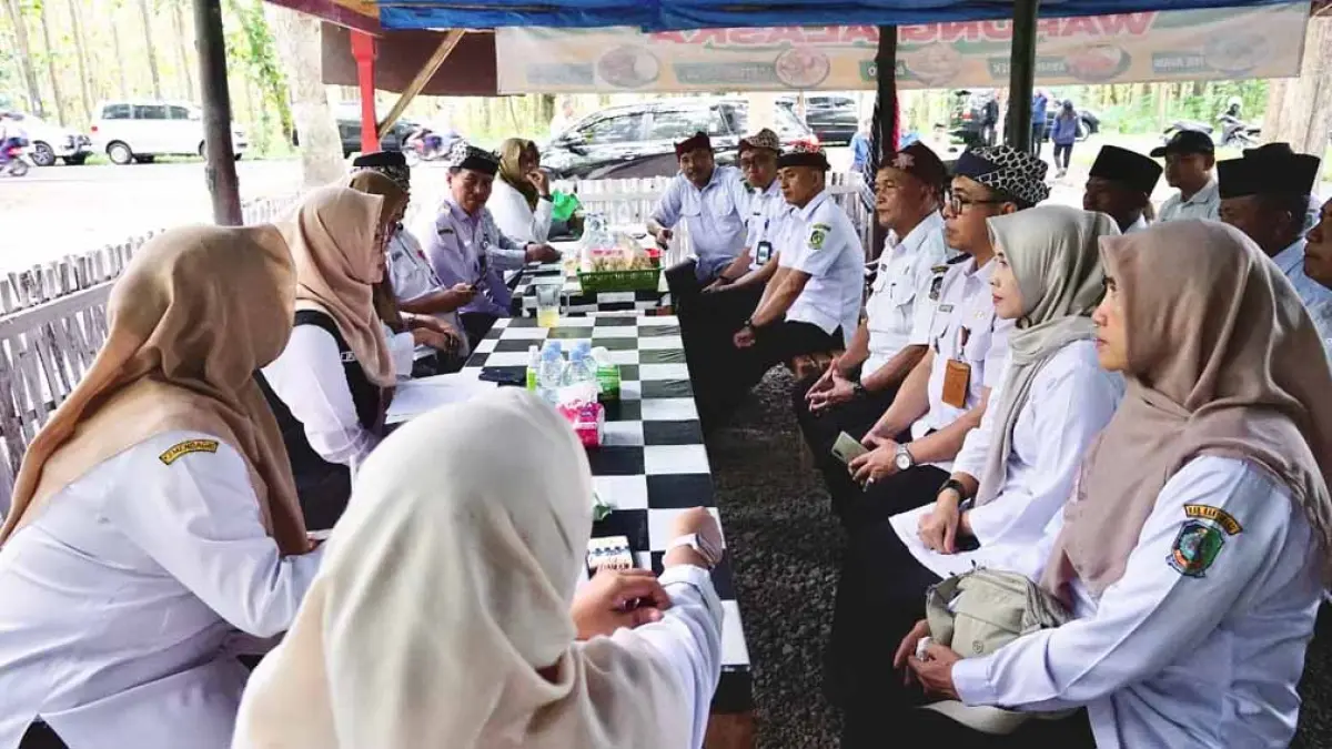 Bupati Banyuwangi Ipuk serap keluhan warga lewat Bunga Desa di Purwoharjo, bahas jalan rusak, El Nino, hingga ekonomi desa. (banyuwangikab.go.id)