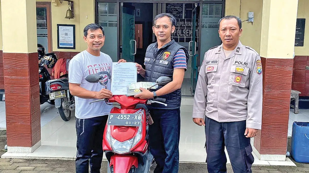 DIKEMBALIKAN: Kanitreskrim Polsek Tegalsari Aipda Sandra Rantau Mahagiansar (tengah) menyerahkan kendaraan milik Agam Fatmaladika (kiri), Jumat (1/5). Kendaraan roda dua tersebut sempat digelapkan salah satu rekan korban. (Sandra for Radar Banyuwangi)