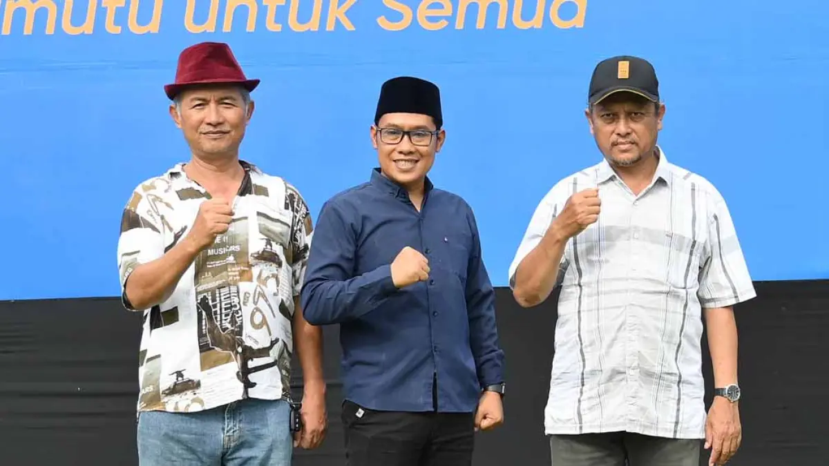 DUKUNGAN NYATA: (Dari kiri) H)riyanto, Ali Mustofa, Afadah di sela mendampingi para siswa mengikuti gladi bersih Kuntulan Ewon di Taman Blambangan, Jumat (1/5). (Ramada Kusuma/Radar Banyuwangi)