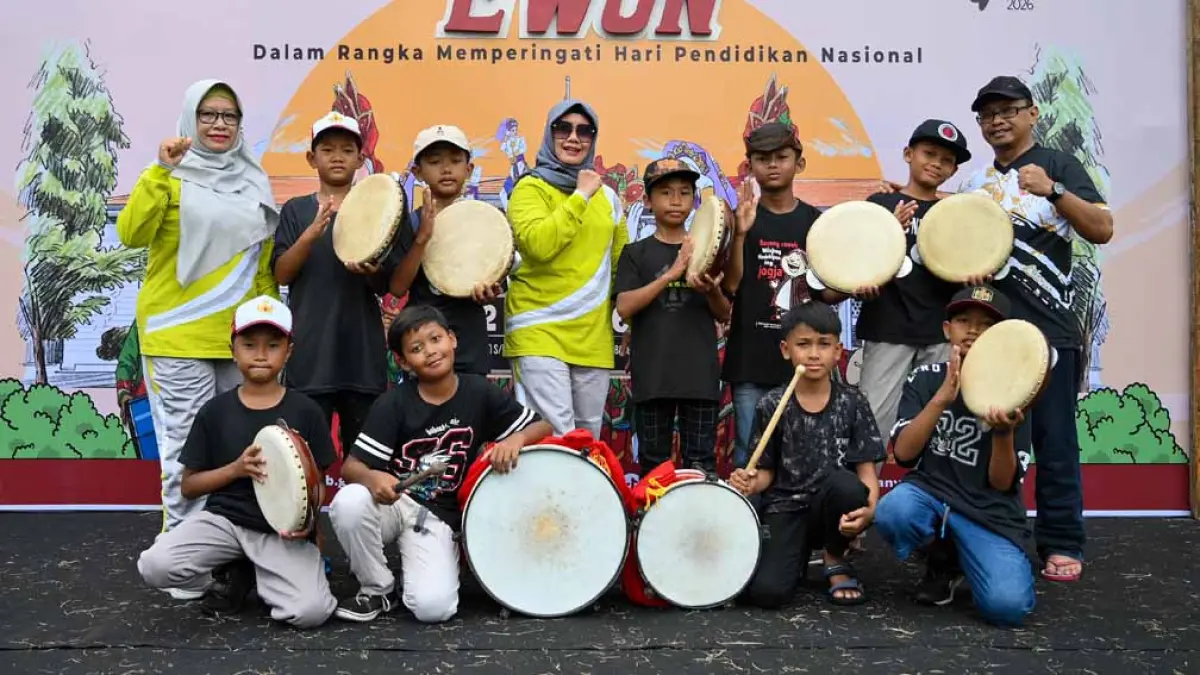 DUKUNGAN PENUH: Guru SDN 1 Kertosari mendampingi siswa mengikuti geladi bersih Kuntulan Edon di Taman Blambangan, Jumat (1/5). (Ramada Kusuma/Radar Banyuwangi)
