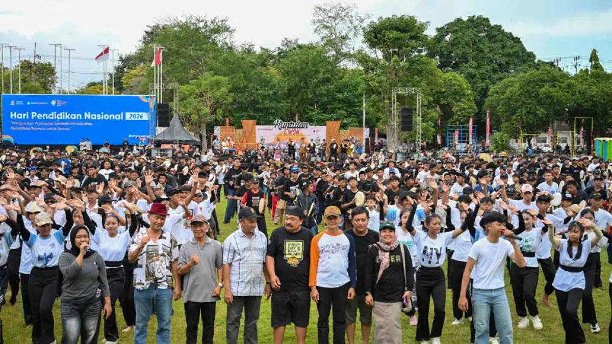 GELADI BERSIH: Kepala SDN 1 Pakis Andi Eko Pramono (depan 2 dari kanan) bersama jajaran Dispendik, MKKS SMP, dan para pelajar peserta Kuntulan Ewon di Taman Blambangan, Jumat (1/5). (Ramada Kusuma/Radar Banyuwangi)