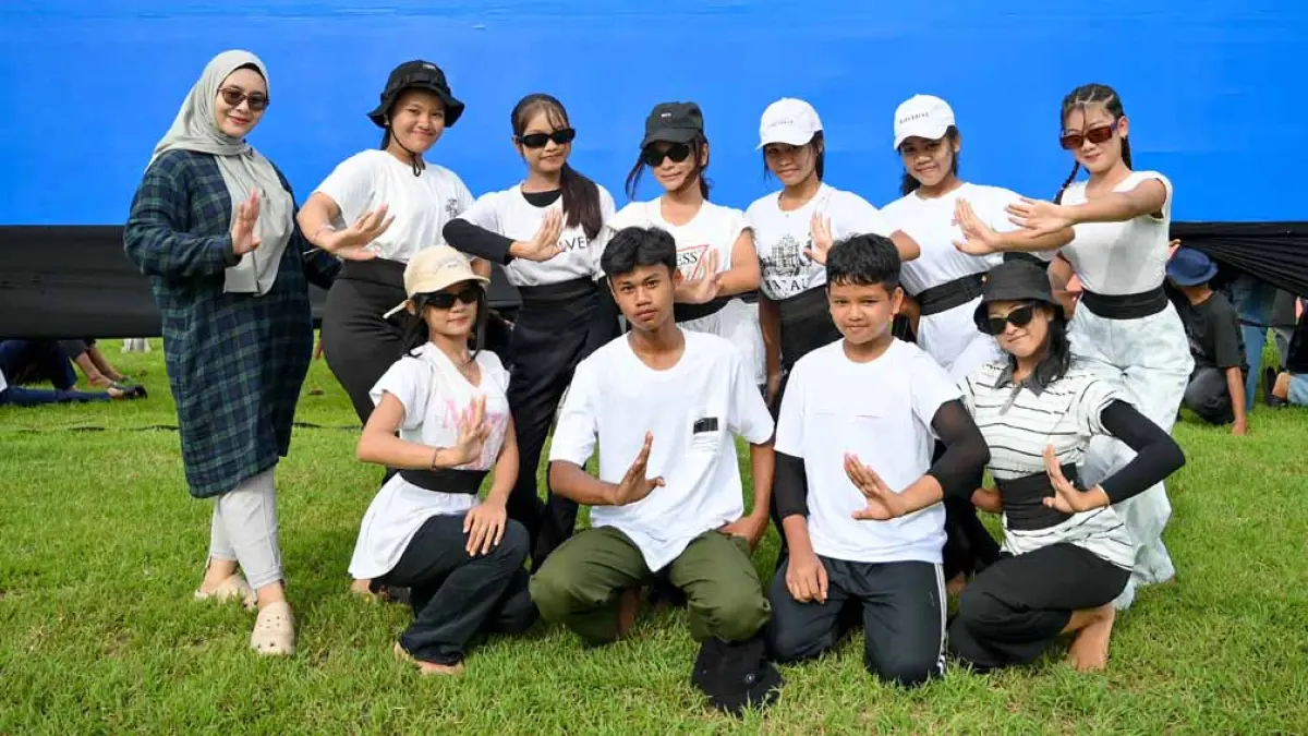 JAGA WARISAN BUDAYA: Siswa-siswi SMPN 1 Giri berpartisipasi aktif dalam event Kuntulan Ewon sebagai bagian pengembangan seni dan kreativitas. (Ramada Kusuma/Radar Banyuwangi)