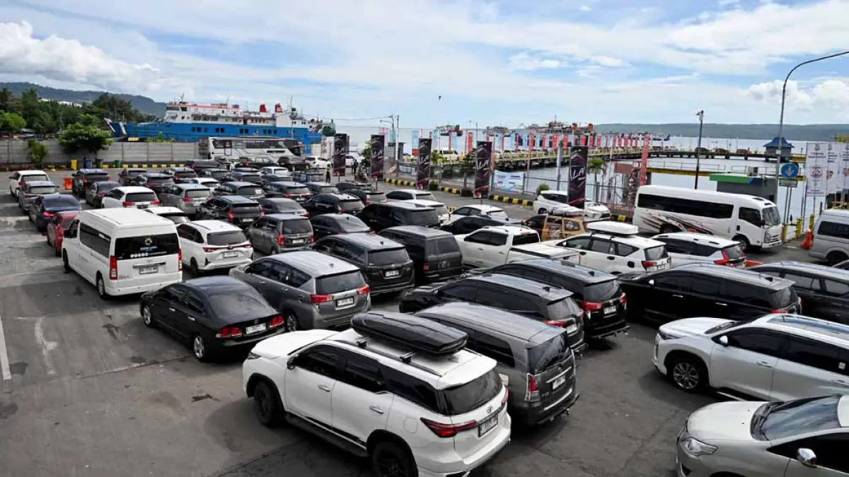 ANTRE MASUK KAPAL: Kepadatan di Pelabuhan ASDP Ketapang mendapat perhatian dari Dishub Jatim. Agar tidak terjadi kemacetan, Pelabuhan Jangkar akan diproyeksikan menjadi penyangga utama dalam mendistribusikan arus logistik menuju Pulau Bali. (Ramada Kusuma/Radar Banyuwangi)