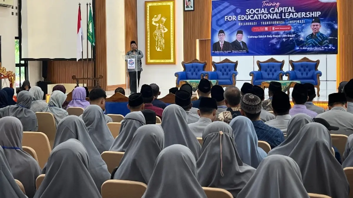 Ketua ShareEdu Jatim Karyono SPd MT saat menjadi narasumber Training Social Capital for Educational Leadership pada Jumat (1/5) di BPPP Bangsring Wongsorejo. (Fredy Rizki/Radar Banyuwangi)