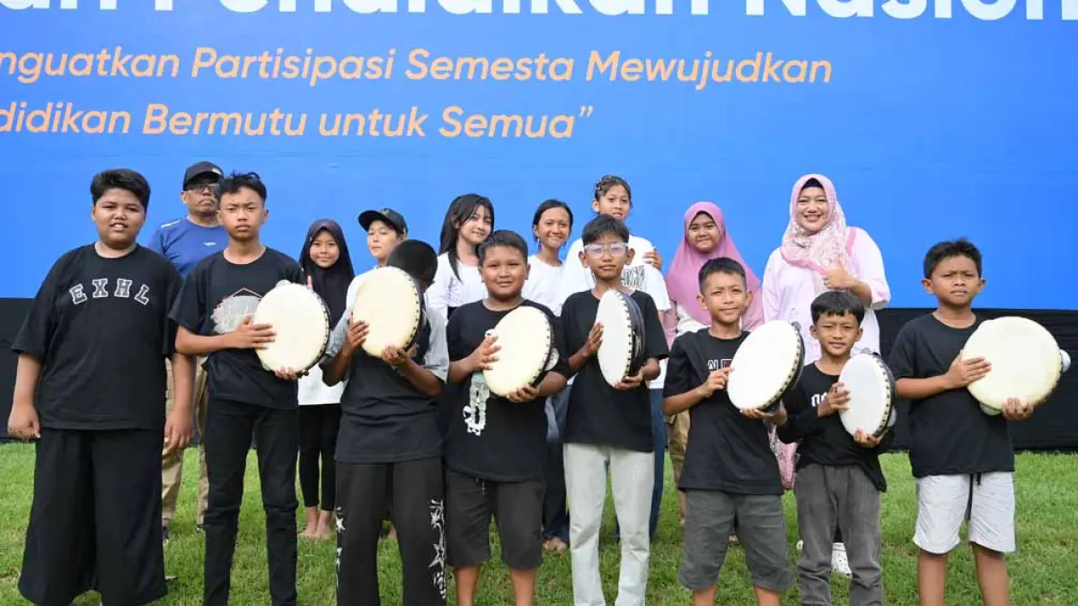 LATIHAN KERAS: Siswa SDN Kepatihan siap menyuguhkan penampilan terbaik pada event Kuntulan Ewon dalam rangka Hardiknas 2026. (Ramada Kusuma/Radar Banyuwangi)