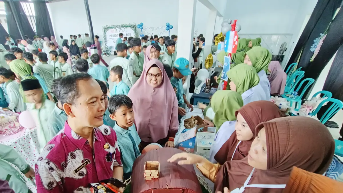 Pelaksana Tugas Kepala Bidang SMP Dinas Pendidikan, Muisman, S.Pd, M.Pd mengapresiasi kegiatan Presentation Day International Class Program (AICP) di SMP Al Irsyad Banyuwangi. (Toha/Radar Banyuwangi)