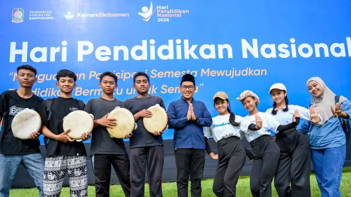 PENABUH-PENARI: Para siswa SMPN 1 Genteng didampingi langsung Kepala Sekolah Ali Mustofa berlatih Kuntulan Ewon di Taman Blambangan, Jumat (1/5). (Ramada Kusuma/Radar Banyuwangi)
